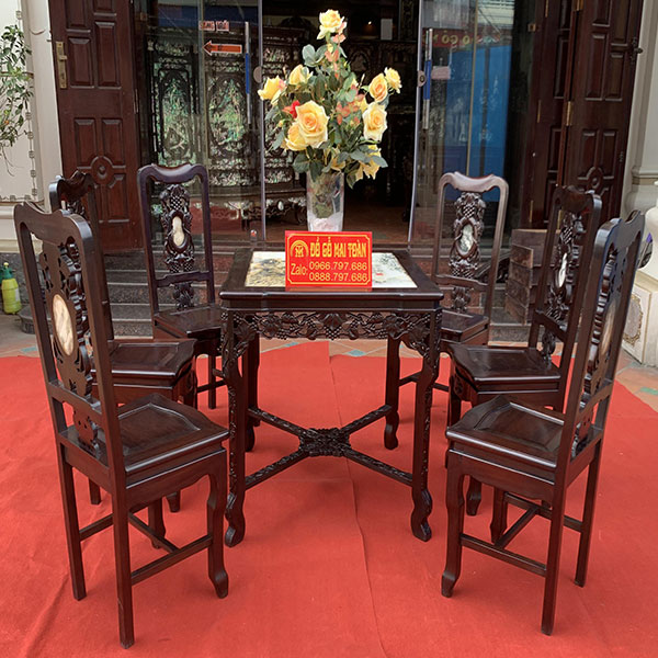 Bộ bàn ghế khách nữ gỗ gụ, mặt bàn bằng đá vân đẹp, ghế và bàn họa tiết cực đẹp và tinh tế