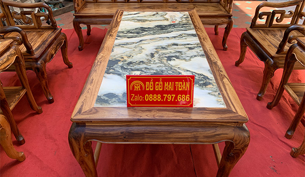 Mặt bàn với viên đá Tàu tự nhiên vân nổi bật theo những vân gỗ cưc đẹp
