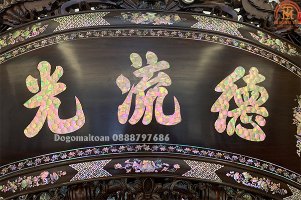 Ba chữ Đức Lưu Quang cực kì hay và ý nghĩa được rất nhiều gia đình tại Việt Nam sử dụng và được khảm với nguyên liệu ốc Singapore đỏ lửa vàng chanh xanh thiên lý rất quý hiếm, giá trị