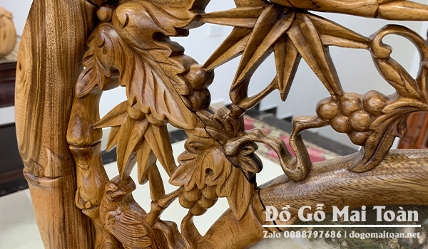 Lối hoàn thiện chổi tre lá chuối khô trần màu gỗ như này đòi hỏi tỉ mỉ và kĩ càng từng công đoạn.