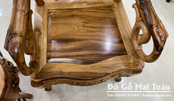 Mặt ghế là một tấm gỗ liền vân gỗ tự nhiên vô cùng nổi bật.