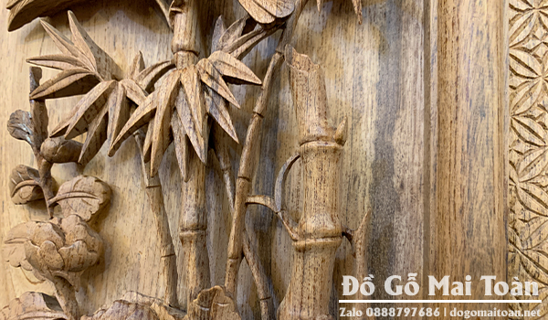 Từng đốt trúc, lá trúc đều được đục chạm hoàn toàn thủ công, và được cạo lạo kĩ càng đánh trần màu gỗ.