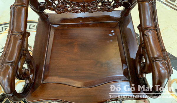 Bộ bàn ghế trúc kép gụ mật được hoàn thiện vecni trần gỗ cực đẹp và óng mượt.