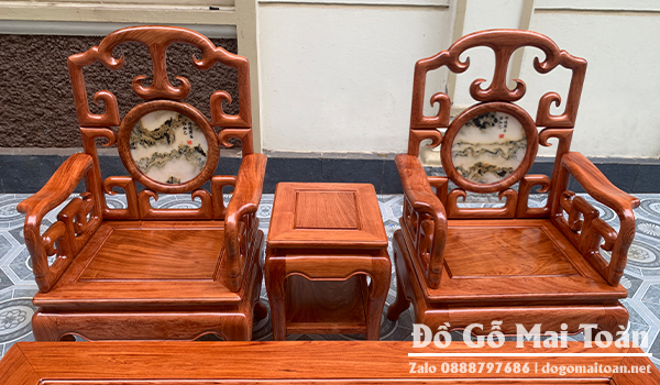 Với bộ bàn ghế móc mỏ gỗ hương đá sẽ được hoàn thiện màu trần gỗ tự nhiên để khoe ra những đường vân gỗ.