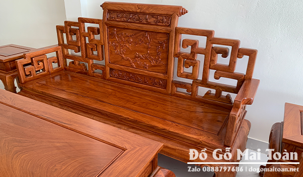 Bộ bàn ghế sơn thuỷ gỗ hương đá cực chất lượng với kĩ thuật mộng thủng và độ dày dặn được cải thiện.
